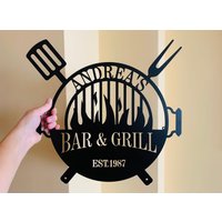 Personalisierte Bar Und Grill Metallschild Benutzerdefinierte Name Bbq Outdoor Küche Dekor Hausbar Schild Einweihungsparty Geschenk Wandbehang Est von FranJohnsonHouse