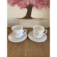 Ein Gewöhnliches Paar Größer Milchig Weißes Glas 1970Er Jahre Vintage Arcopal Floral 15 Tee - Oder Kaffeetassen Mit Untertassen von FroggyBrocante