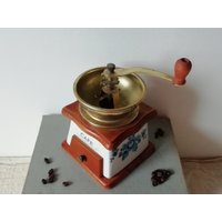 Vintage-Kaffeemühle, Hölzerne Kaffeemühle Aus Messing Und Porzellan Mit Bemalten Blauen Blumen Für Langsame Kaffeeliebhaber, Traditionelle von FromThePastRo