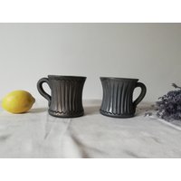 Vintage Traditionelle Handgemachte Folk Black Clay Tassen 2Er Set, Schwarze Keramik Krug Marginea, Geschnitzte von FromThePastRo