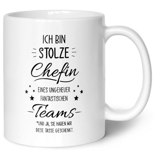 Bedruckte Tasse mit Spruch - Stolze Chefin - Lustige Geschenke für Büro Arbeit - Geschenk für Kollegin Chefin Boss zum Valentinstag Weihnachten - für Sie - Farbe: Weiß von GRAVURZEILE