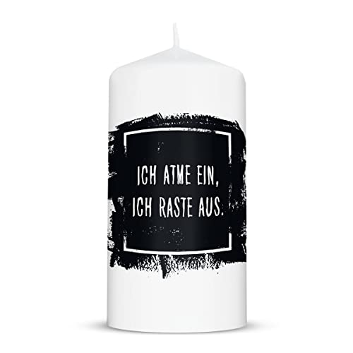 GRAVURZEILE Bedruckte Kleine Kerze - Lustiger Spruch Ich atme ein, Ich raste aus - Witziges Freches Geschenk für Freunde zum Geburtstag Weihnachten - Stumpenkerze Weiß 120/57 mm - Farbe: Schwarz von GRAVURZEILE