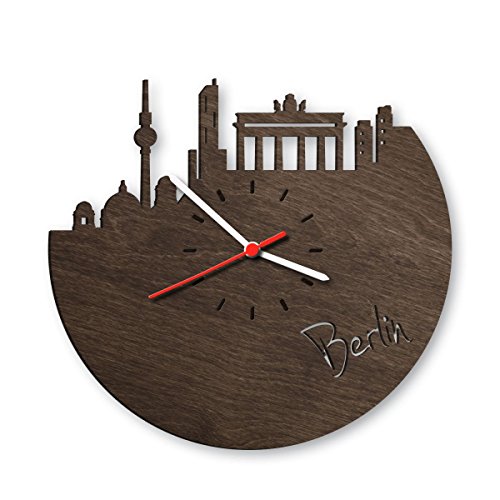 GRAVURZEILE Berlin aus Eichen-Holz geräuchert Design Uhr aus Echtholz Wand-Deko Originelle Wand-Uhr Moderne Wand-Uhr im Skyline Design Wand-Dekoration aus Natur-Holz von GRAVURZEILE