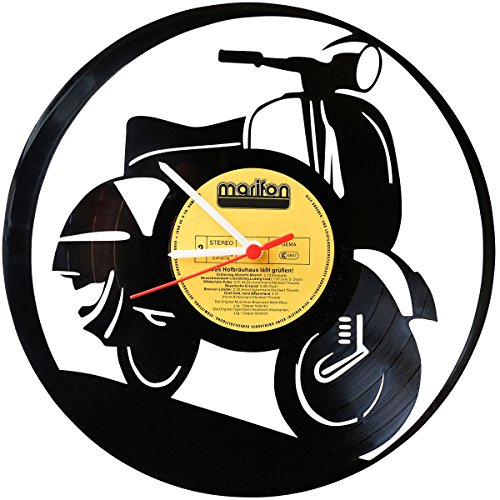 GRAVURZEILE Wanduhr aus Vinyl Schallplattenuhr Vespa Upcycling Design Uhr Wand-Deko Vintage-Uhr Wand-Dekoration Retro-Uhr Made in Germany von GRAVURZEILE
