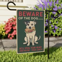 Humorvolles Gartenbanner „Beware Of The Dog" - Perfektes Geschenk Für Hundeliebhaber Doppelseitiger Druck, Wetterbeständiges Hundebesitzer-Warnschild von Gadgetalicious