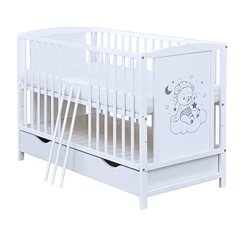 Baby Delux Babybett Kinderbett Gitterbett weiß 120x60 cm Schublade Schutzgitter Rausfallschutz Matratze Motiv Traumbär (mit Komfort Matratze 120x60x9 cm) von Generisch