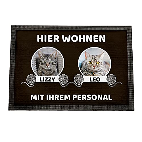 Geschenke 24 | Fußmatte personalisiert Hier wohnen Katzen (Braun - 2 Katzen, Mit Rand - 60x40cm) | mit Wunschfoto und Namen Bedruckt | lustige Schmutzfangmatte für Katzenliebhaber | Haustür von Geschenke 24