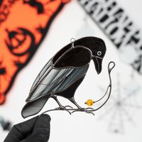 Halloween-Buntglas-Krähe, Vatertagsgeschenk, Outdoor-Herbstdekorationen, Individuelle Buntglas-Halloween-Buntglas-Fensterbehänge von GlassArtStories