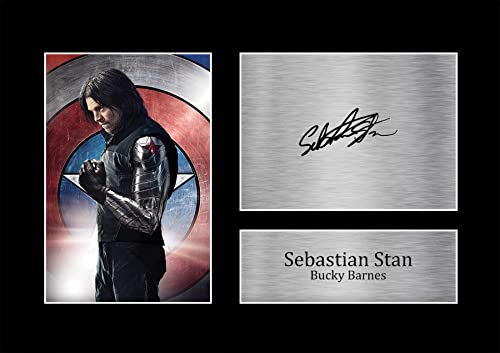 HWC Trading A4 Sebastian Stan Bucky Barnes Geschenke Geducktes Signiertes Autogramm Foto für Fans von Film Memorabilien von HWC Trading