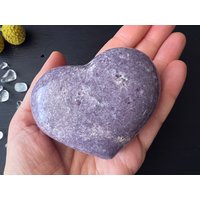 xl Lithium Lepidolith Herz 3, 3 Zoll Purple Mica 305 Gramm Geschwollener Herzförmiger Stein von HappyMinerals