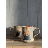 Halloween Wichtel Becher/Gemütlicher Steinzeug Handbemalte Keramik Tasse Gruseliger Winter Muttertagsgeschenk von HarvestandClay
