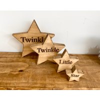 Twinkle Little Star Holz Geschenk Set, Baby Sterne Set, Holzsterne, Shower Sterne, Neugeborene Gravierte von HeartlandBespokeGift