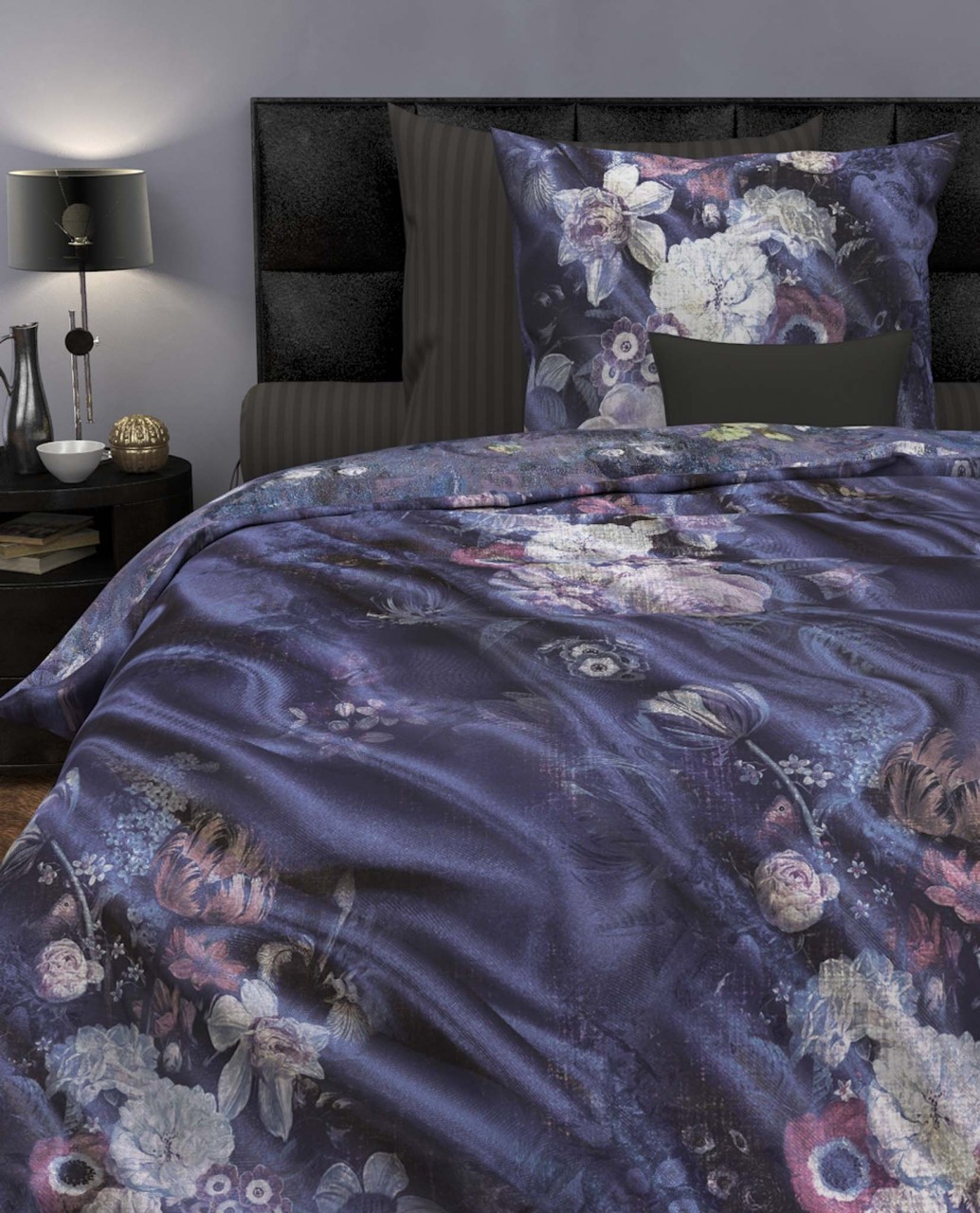 Heckett & Lane Mako-Satin Bettwäsche 155x220 Vanna Nightshadow Rosen Blumen blau von Heckett & Lane