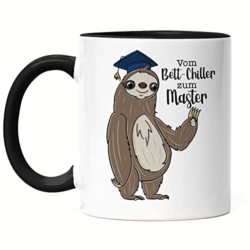 Hey!Print Vom Bett-Chiller zum Master Tasse Schwarz Abschluss Geschenk Absolvent Absolventin Faultier Kaffeetasse Uni Hochschule von Hey!Print