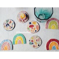 The Rainbow & Illustration Coasters - Handgemachte Keramik-Untersetzer. Wohndekor. Kerzenhalter. Pilz Qualle Baum Motte Schmetterling Geschenk von HiTheretheShop