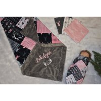 Personalisierte Woodland Babydecke, Rosa Babydecke Minky-Baby Mädchen Deer Decke, Spucktücher, Stricken Swaddle, Monogramm Hirsch Baby Geschenk von HilltopBabyandMore