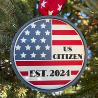 Us-Bürger Est. 2024 Ornament | Usa Bürgerschaft Geschenk Geschenkidee "Neuer Artikel "Citizen"." von HomeSweetSignsNH