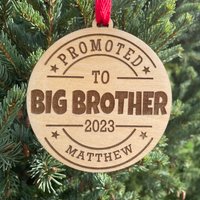 Zum Big Brother Ornament Befördert Geschwister Geschenk | Neues Baby Sibling 2024 Weihnachtsschmuck von HomeSweetSignsNH