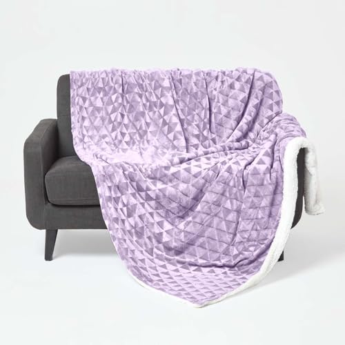 HOMESCAPES Samt Kuscheldecke Lavendel 130x160 cm, Sherpa Fleece Wohndecke Felloptik, lila Tagesdecke geometrisch Gemustert von Homescapes