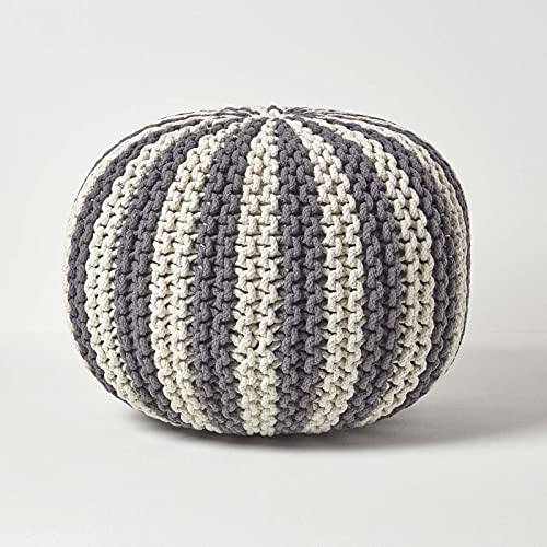 Homescapes Pouf, grau-weiß gestreifter Strickpouf, großes Bodenkissen 40 x 50 cm, dekorativer Fußhocker mit grob gestricktem Bezug aus 100% Baumwolle, Strickpuff/Strickhocker von Homescapes