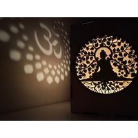 Buddha-Holz-Laterne, Meditationslicht, Spirituelles Geschenk Für Ihn, Om-Yoga-Laterne, Personalisiertes Ihn von ITsmellsLikeWood