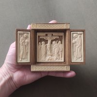 Geschnitzte Handgemachte Hölzerne Ikone.triptychon Die Kreuzigung Von Jesus Christ.erzengel Michael.erzengel Gabriel.folding. Rhodiniert von IconsMadeWithLove