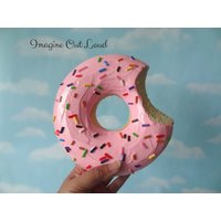 Riesiger 7, 5" Künstlicher Donut, Handgemachte Bitten Rosa Zuckerguss Mit Streuseln, 3D-Wandkunst-Skulptur von ImagineOutLoud