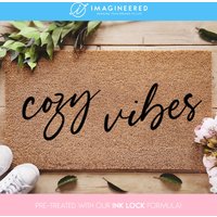 Cozy Vibes Fußmatte - Herbst Dekoration Saisonales Dekor Veranda Wohnkultur Willkommen Matte Teppich von Imagineered