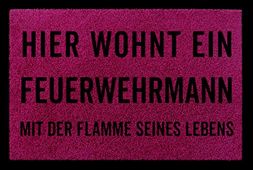 Interluxe FUSSMATTE Türmatte Hier WOHNT EIN FEUERWEHRMANN Geschenk Dekomatte Eingang Fuchsia von Interluxe