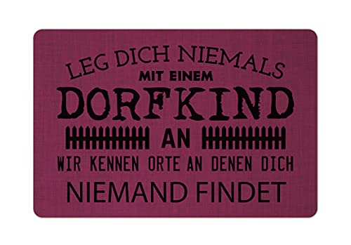 Interluxe Fußmatte 40x60 cm - Leg Dich Niemals mit einem Dorfkind an - rutschfeste Fussmatte, Dorfleben, lustige Geschenkidee Fuchsia von Interluxe