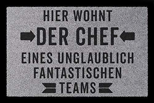 Interluxe Fußmatte mit Spruch -Hier wohnt der Chef Team- 40x60cm Fussmatte als Geschenk Büro Mitarbeiter Arbeitgeber Design Türmatte (Hellgrau) von Interluxe