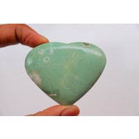 Einzigartiger Grüner Stillbit Herz Stein, Neuer Stilbit Mit Chatoyant Kristall, Grünes Herz, Trommelstein von IslamGemandMinerals