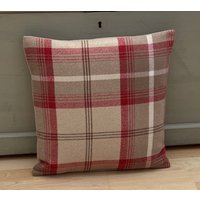 Isles Sammlung Skye Cranberry Tartan Kariert Tweed Karo Country Kissenbezug/Scheinkissenbezug von Janscosycushions