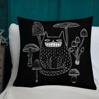 Schwarze Katze Pilz Folk Art Wohnkultur Wald Kunstdruck Schrullig Wunderlich Niedlich Housewarming Geburtstagsgeschenke Für Katzenmenschen Weird von JulieFitzGeraldArt