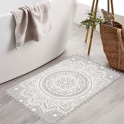 Boho Kleine Badezimmerteppiche 60x90cm, Grau Mandala Weiche Fußmatte mit Pom Pom Fransen Überwurfteppiche Rutschfest Waschbar Flauschiger Teppich für Eingangsbereich Badewanne Waschbecken Schlafzimmer von KIMODE