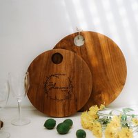 Personalisiertes Schneidebrett, Rundes Hochzeitsgeschenk, Individuelles Graviertes Schneidebrett von KeenWoodStudio