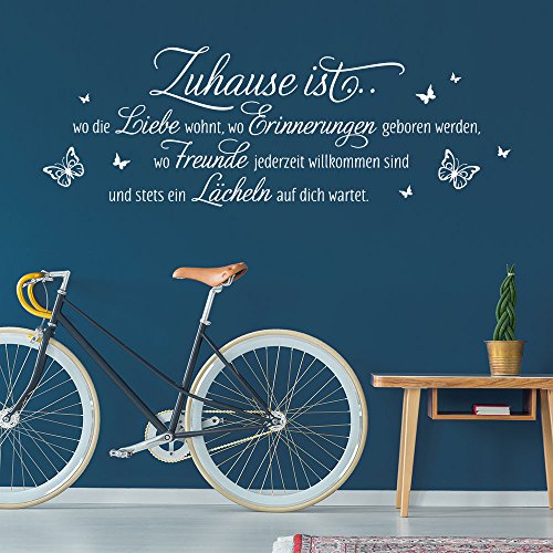 KLEBEHELD® Wandtattoo Spruch Zuhause ist wo die Liebe wohnt, Erinnerungen geboren werden, wo Freunde immer willkommen sind mit Schmetterlinge Farbe dunkelgrün, Größe 140x48cm von Klebeheld