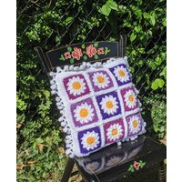 Handgemachtes Gehäkeltes Oma Square Kissen Mit Pom Poms 16 X Weiß Lila Gelb Daisies Blumen von KnotTherapyCrochet