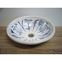 Grosses Aufsatz-Waschbecken, Ca. 47, 5 X 15 cm, Keramik Handgemacht, Blumen-Potpourri Blau Patiniert in Weiß Glänzender Glasur von Koelnikat