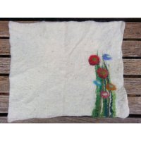 Filz Tischset Mit Gras Und Blumen Minimal, Weiß von Lieberfilz