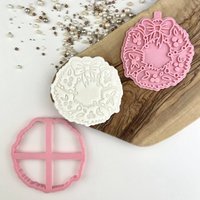 Weihnachtskranz Ausstechform Und Stempel Von Frosted Cakes By Em, Weihnachtskeksschneider, Frohe Weihnachten Keksprägung, Briefkasten Ideen von LissieLoves