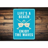 Lifes A Beach Schild, Retro-Strandgeschenk, Vintage-Strandgeschenk, Dekor Für Strand, Süßes Surf-Geschenk, Surfgeschenke, Retro-Surfer-Schild von LiztonSignShop