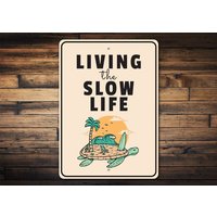 „Living The Slow Life"-Schild, Retro-Strandgeschenk, Vintage-Strandgeschenk, Dekor Für Den Strand, Wanddekorationsschild, Strandwandgeschenk von LiztonSignShop