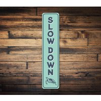 Slow Down Schild, Strandschild, Turtle Beach Strandliebhaber, Schild Für Strand, Goin, Lifes, - Hochwertiges Aluminiumschild von LiztonSignShop