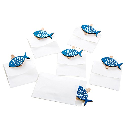 Logbuch-Verlag 12 mini Papiertüten weiß 7,5 x 10 cm + 12 blaue Holz Fische Klammern - maritime Verpackung Mitgebsel Gastgeschenk Taufe Kommunion von Logbuch-Verlag