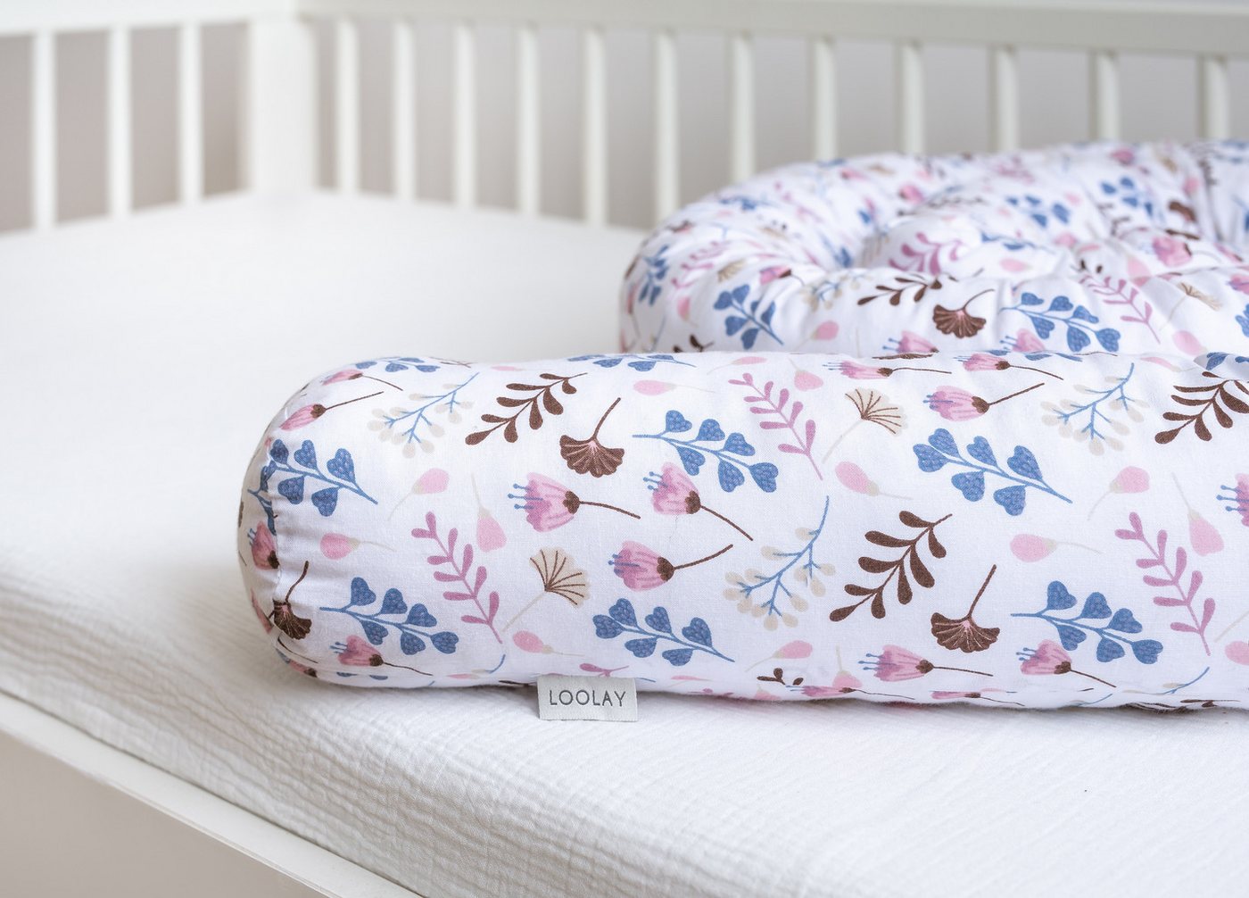 Loolay Nestchenschlange ROSA Blumen BIO-Baumwolle Multifunktion PREMIUM Bettschlange Schlange, (Bettumrandung Krabbeldecke Babybett Umrandung Schlange Bett Kopfschutz, Zierkissen Bettrolle Dekokissen Zugluftstopper - Super GESCHENK) von Loolay