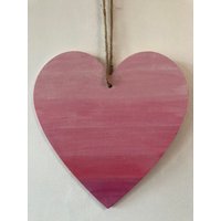 Hängendes Herzschild Aus Holz - Handbemalt Mit Rosa Streifen von LouiseAngusArt