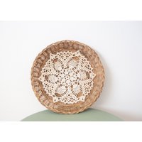 Wandkorb Boho Dekor, Blumenampel, Runder Korb, Weidendekor, Bauernhaus Körbe, Vintage Deckchen, Wandgalerie, Geschenk Für Zuhause von MadeOnASunnyDay