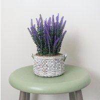 Lavendel-Arrangement Im Korb, Bauernhaus-Dekor, Tischdekoration, Lavendel-Dekor, Dekorativer Lavendel-Geschenk, Blumengeschenk, Lila von MadeOnASunnyDay