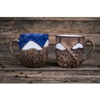 Set Handgefertigter Keramikbecher Mit Bergmuster || Keramik Berg Becher, Natur Winter Wunderland Kaffee Schnee Becher von MagicCeramicsShop